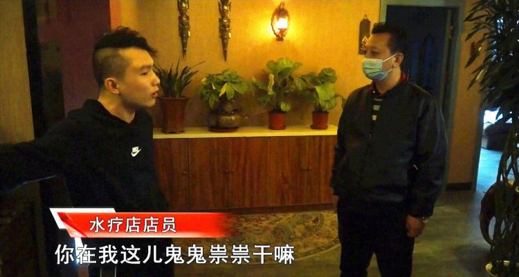 水疗店里鬼鬼祟祟进来一个人想趁人不备偷手机民警当场验身份